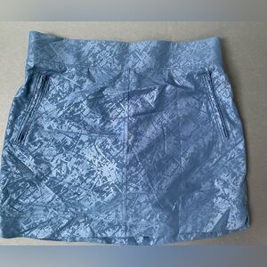 Orvis Women's Embossed Pull-On Travel Skort blue abstract patterned fabric small